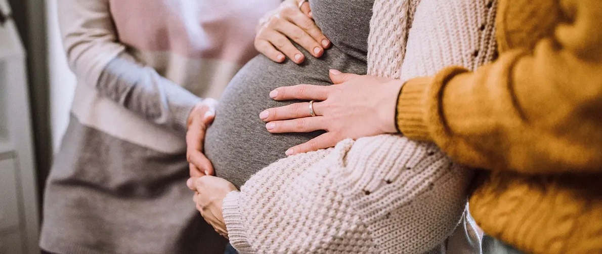 Kiedy matką zastępczą jest twoja przyjaciółka lub krewna: korzyści, wyzwania i potencjalne pułapki