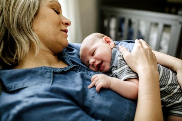 Program dla przyszłych rodziców – mama trzyma uśmiechnięte dziecko
