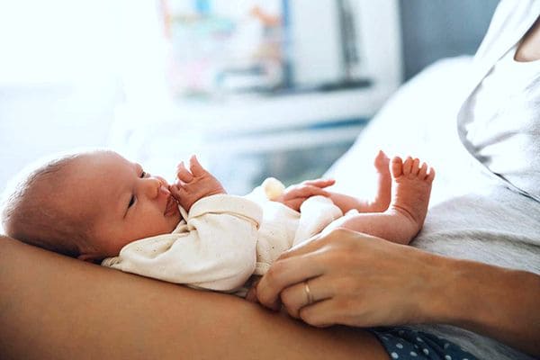Mama trzyma małe dziecko na kolanach